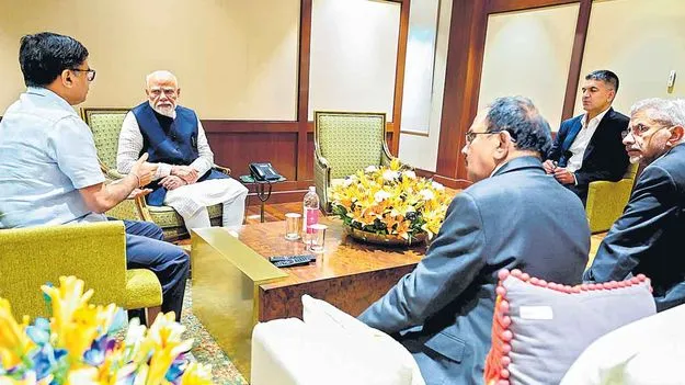 Pahalgam Terror Attack: విమానాశ్రయంలోనే ఉన్నతస్థాయి భేటీ!