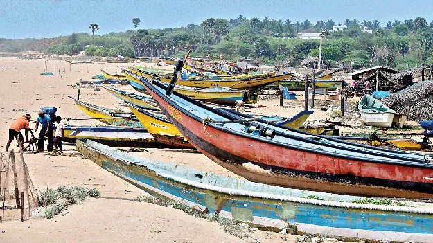 fisher man:  ఒడ్డుకు చేరిన బోట్లు