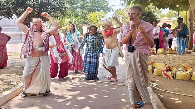 కూర్మనాథుని సన్నిధిలో విదేశీ భక్తులు