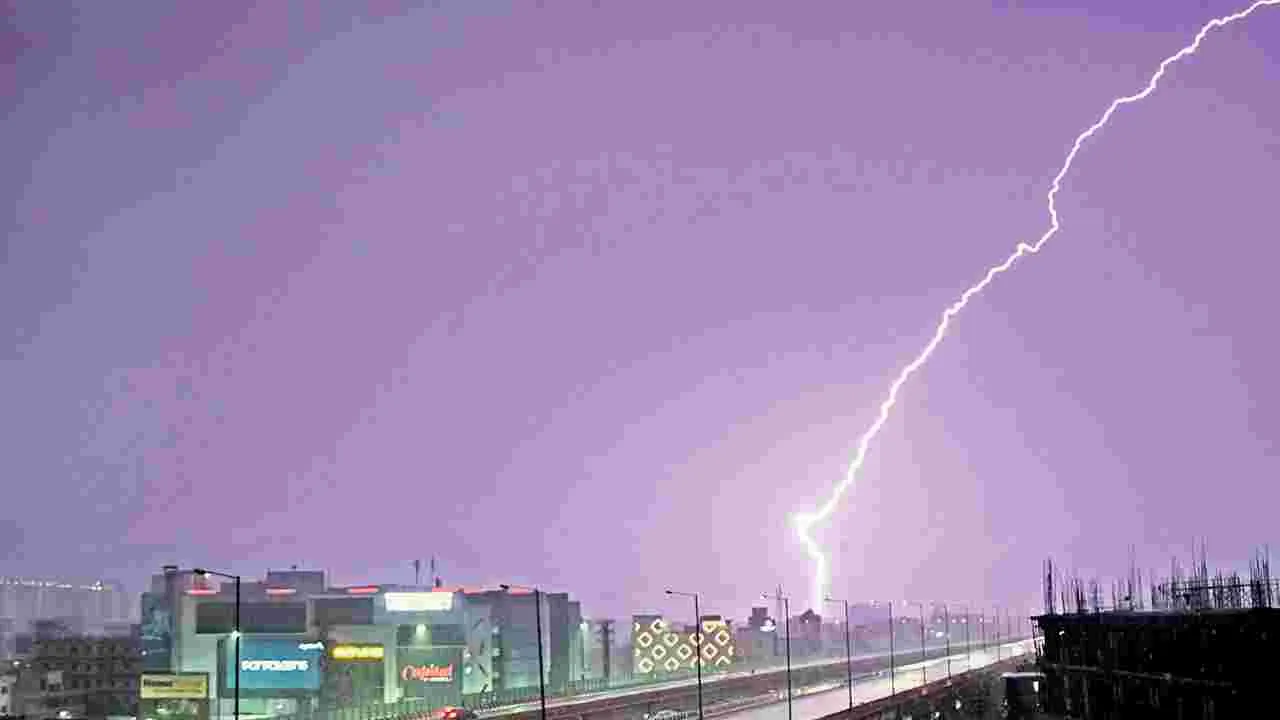 Vijayawada Storm: ఉరుములు మెరుపులతో పెళపెళ