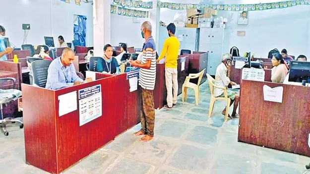 YSRCP coordinators: కలెక్టరేట్లలో ఇంకా వైసీపీ కో-ఆర్డినేటర్లు