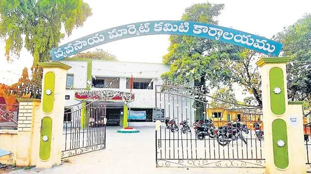Market Fee: మార్కెట్‌ ఫీజు వసూళ్లలో చేతివాటం!