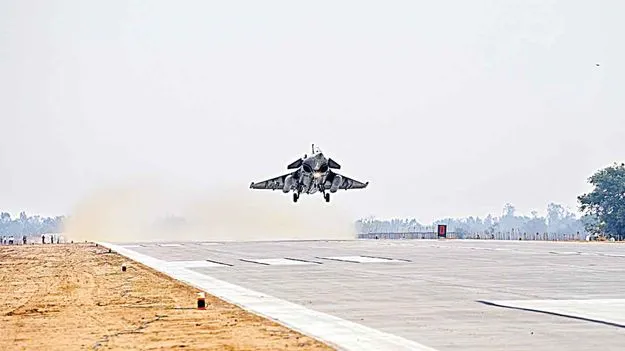 Pakistan Tensions: రోడ్డుపై ఫైటర్‌ జెట్ల ల్యాండింగ్‌ టేకాఫ్‌