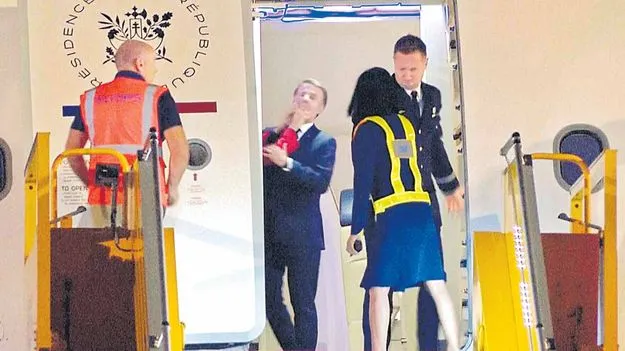 Emmanuel Macron: మెక్రాన్‌ చెంప చెళ్లుమనిపించిన భార్య