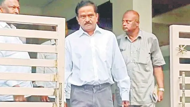 Kadambari Jatwani: కంచే చేను మేసినట్లు