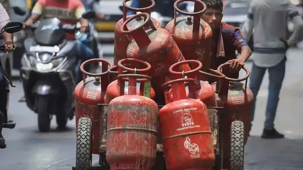 LPG Rates: వాణిజ్య గ్యాస్‌ సిలిండర్‌ ధర తగ్గింపు