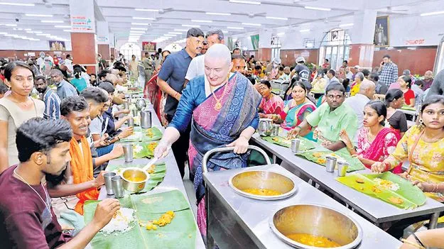Anna Lezhinova: తిరుమలలో అన్నా లెజినోవా అన్నదానం