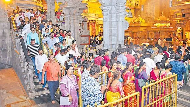 Yadagirigutta: యాదగిరిగుట్టపై భక్తుల కిటకిట