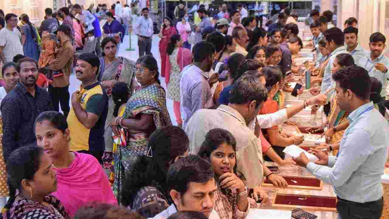 అక్షయ తృతీయ సందర్భంగా మహిళల సందడి