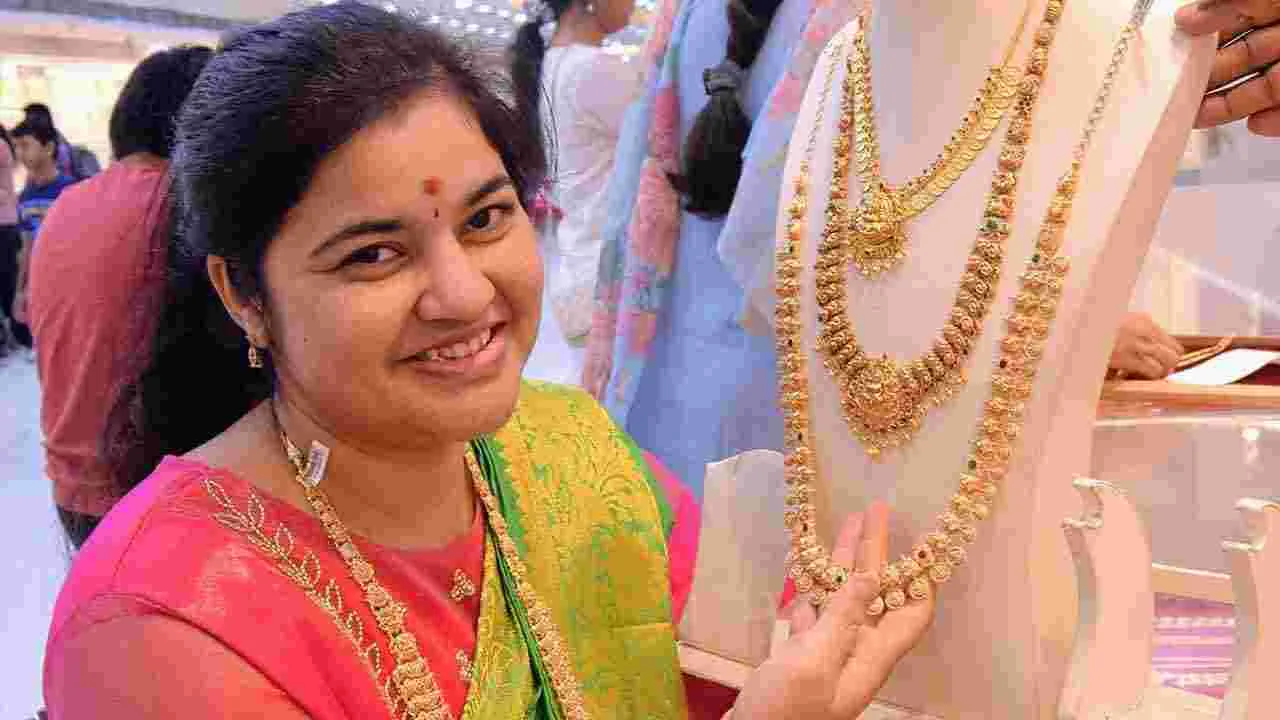 అక్షయ తృతీయ సందర్భంగా మహిళల సందడి