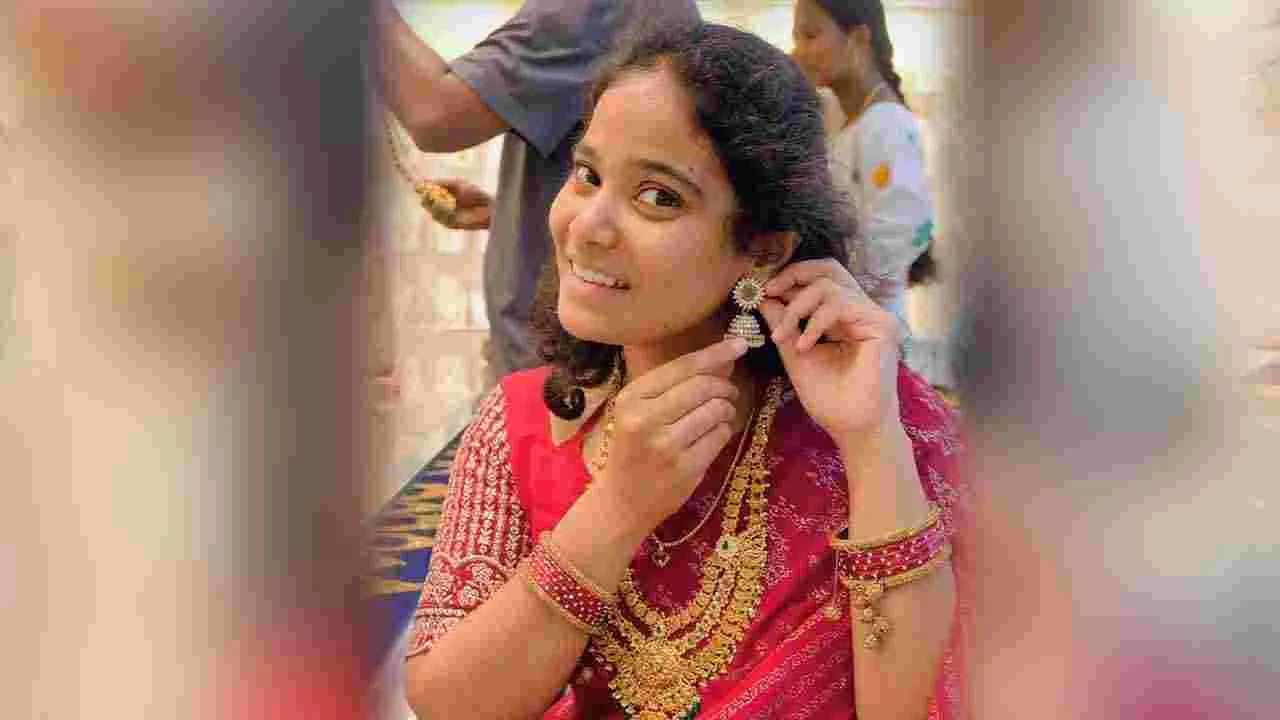 అక్షయ తృతీయ సందర్భంగా మహిళల సందడి