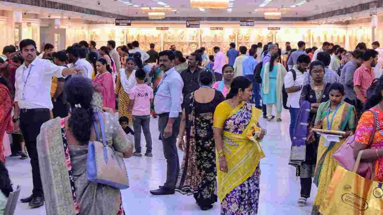 అక్షయ తృతీయ సందర్భంగా మహిళల సందడి