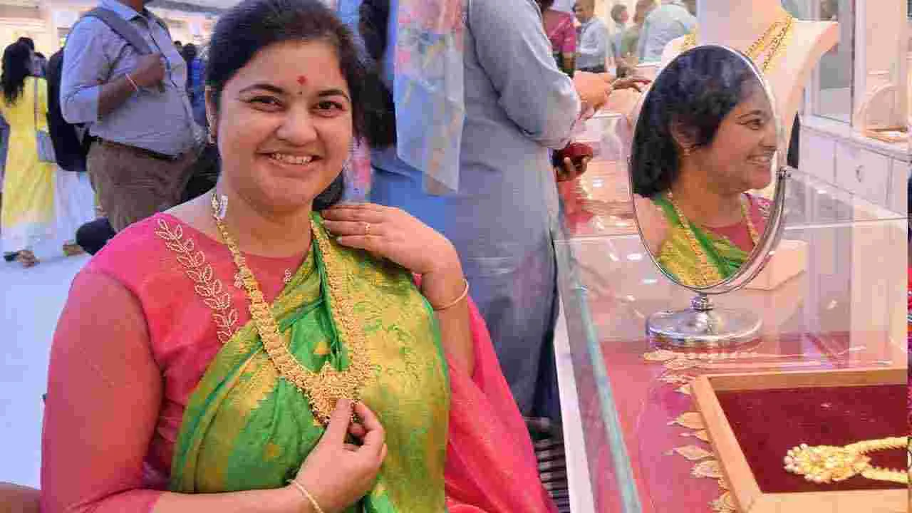 అక్షయ తృతీయ సందర్భంగా మహిళల సందడి