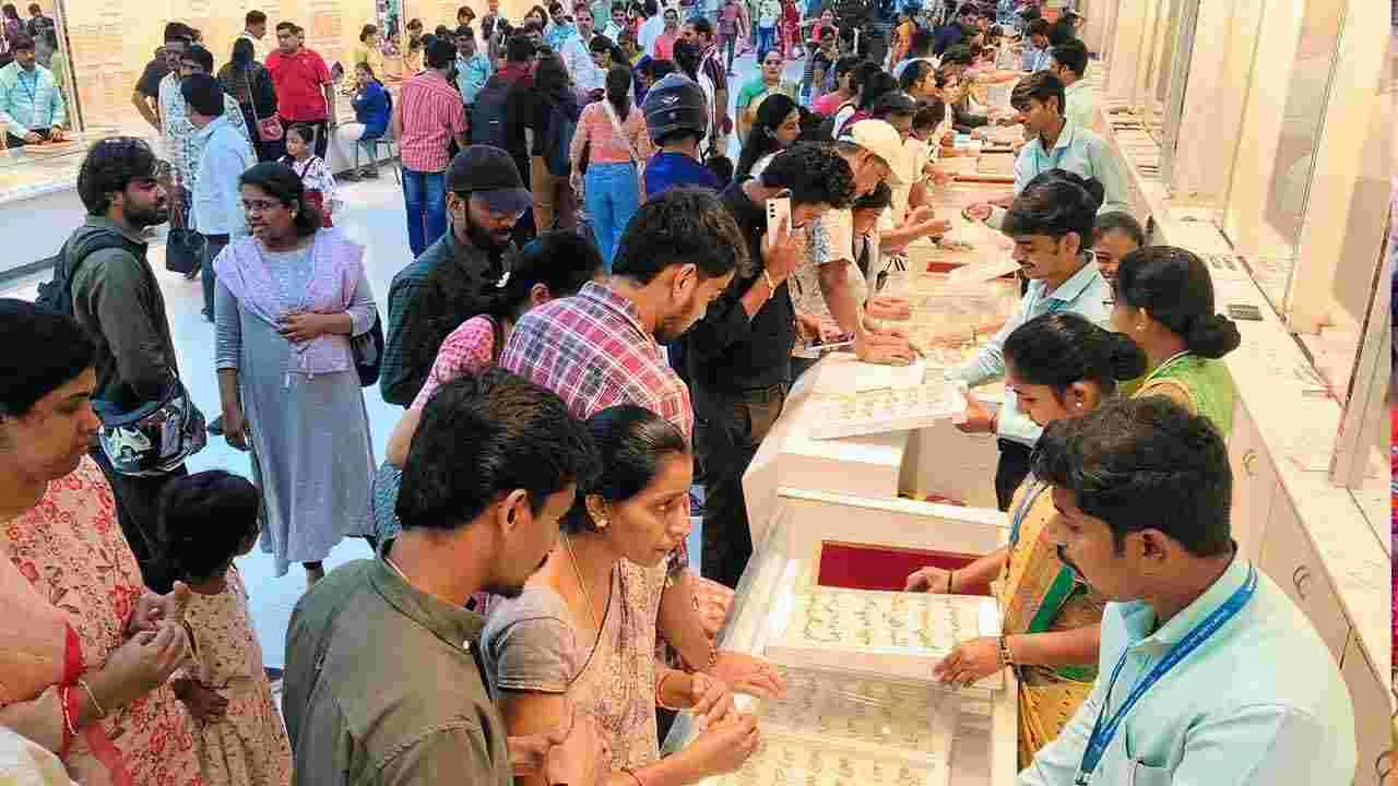 అక్షయ తృతీయ సందర్భంగా మహిళల సందడి