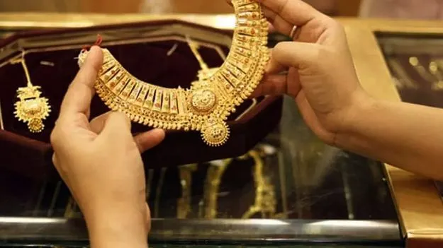 Gold Price Drop: మళ్లీ పడిపోయిన పసిడి..గరిష్టం నుంచి భారీగా తగ్గుదల..