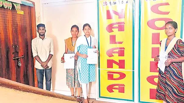 Tupran: సిబ్బంది డుమ్మా.. డిగ్రీ పరీక్ష ఆలస్యం  