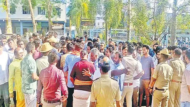 NEET:  నీట్‌ రాసేందుకు వెళితే జంధ్యం తీయించారు