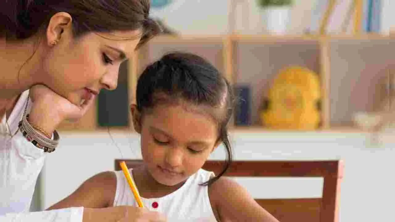 Handwriting Tips: పిల్లల చేతిరాత అందంగా మారేందుకు పేరెంట్స్ చేయాల్సిందిదే..