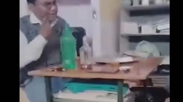 Teachers in Class Room: క్లాస్ రూమ్‌లోనే దుకాణం పెట్టిన హెడ్ మాస్టర్లు.. వీడియో వైరల్