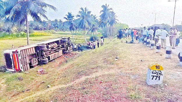 RTC bus crash: ఆర్టీసీ బస్సు బోల్తా.. కొబ్బరి చెట్టుతో తప్పిన పెనుప్రమాదం