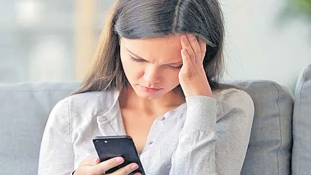 Mobile Addiction: సెల్‌ లో బందీలైతే మెదడు మొద్దుబారుతుంది