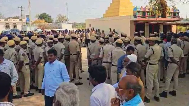 Vikarabad: భారీ పోలీసు బందోబస్తు మధ్య పులిచర్లకుంట తండాలో భూ సర్వే 