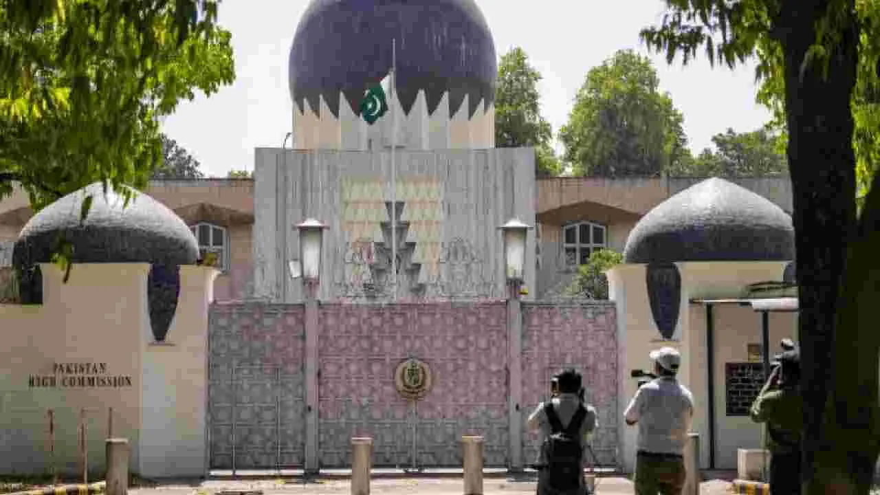India: పాక్ హైకమిషన్ అధికారికి అల్టిమేటం.. 24 గంటల్లో దేశం విడిచి పెట్టాలని భారత్ ఆదేశం