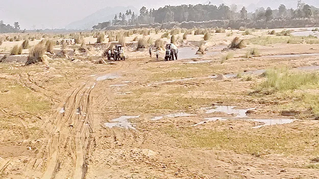 sand: పట్టుకున్నా.. మా పని మాదే 