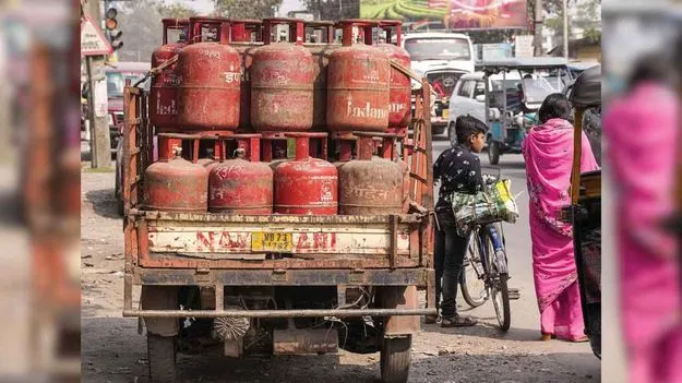 LPG Dealers: కమీషన్‌ పెంపు కోసం వంట గ్యాస్‌ డీలర్ల సమ్మె హెచ్చరిక