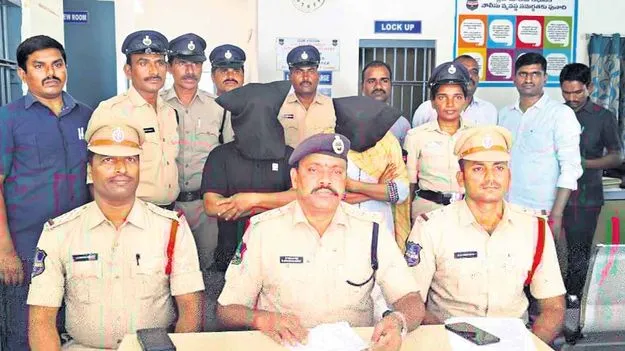  కోర్టులో ఉద్యోగాల పేరుతో మోసం