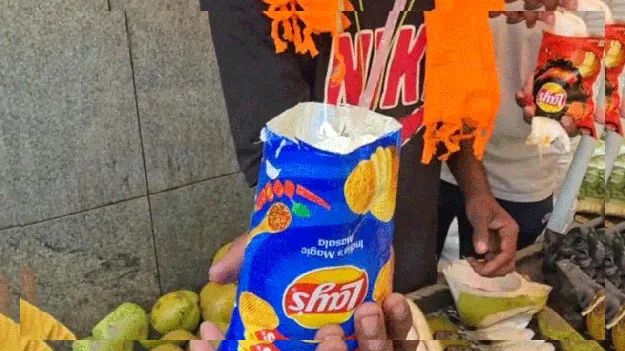 Coconut viral Video: ఇదేం ఫుడ్ కాంబినేషన్ బాబోయ్.. కొబ్బరినీళ్లను ఇలా చేసి తాగాడేంటీ.. స్విగ్గీ కామెంట్..