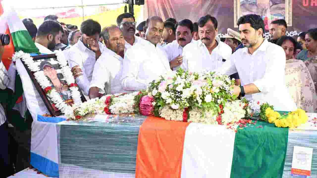 అధికార లాంఛనాలతో మురళీ నాయక్ అంత్యక్రియలు.. నివాళులర్పించిన మంత్రులు