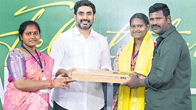 ఇంటర్‌ ఎలకా్ట్రనిక్స్‌ విభాగంలో స్టేట్‌ టాపర్‌కి మంత్రి అభినందన