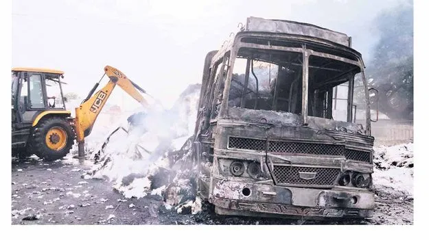  పత్తి లోడు లారీపై పిడుగు : వాహనం దగ్ధం