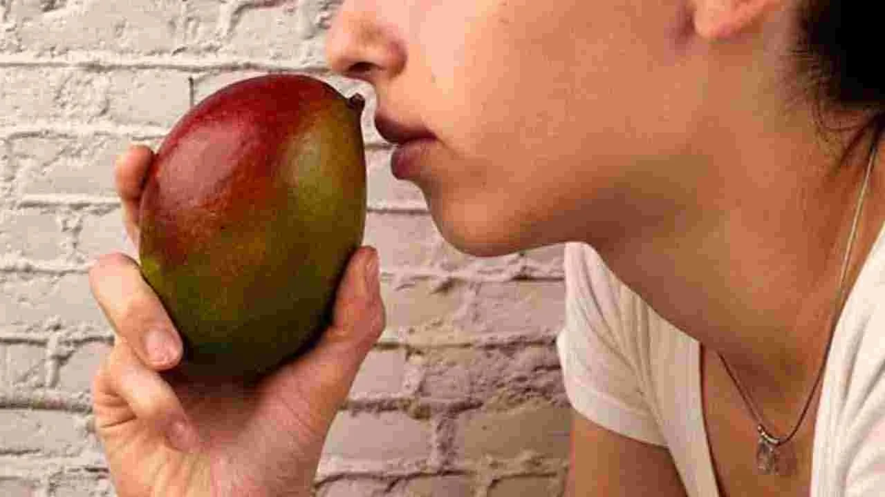 Mango: మామిడి పండు కొనేముందు.. తీయగా ఉందో లేదో ఇలా తెలుసుకోండి..