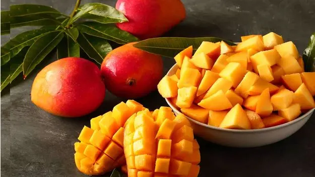 Mangoes: మామిడిపండు తినగానే ఈ 5 పదార్థాలు తినకండి.. చాలా ప్రమాదకరం..