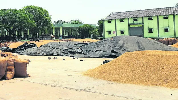 పేట మార్కెట్‌కు  ఖమ్మం ధాన్యం