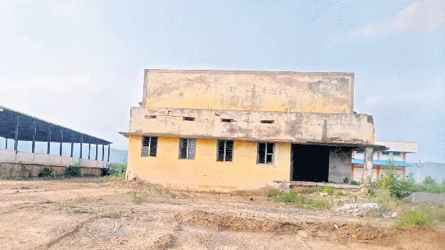 నిరుపయోగంగా వ్యవసాయ మార్కెట్‌యార్డు