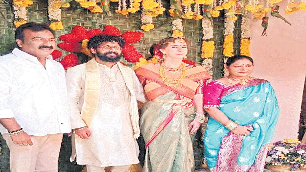 అక్కడ అమ్మాయి.. ఇక్కడ అబ్బాయి..