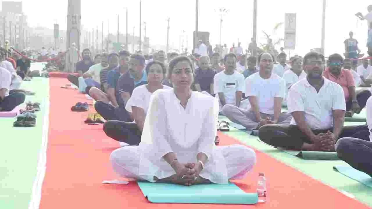 International Yoga Day: విశాఖ ఆర్కేబీచ్‌లో మంత్రుల యోగా ప్రాక్టీస్