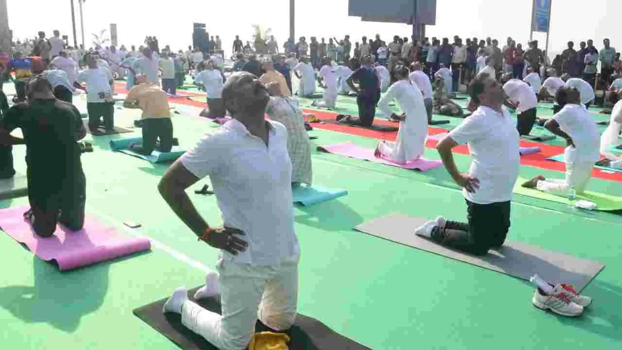 International Yoga Day: విశాఖ ఆర్కేబీచ్‌లో మంత్రుల యోగా ప్రాక్టీస్