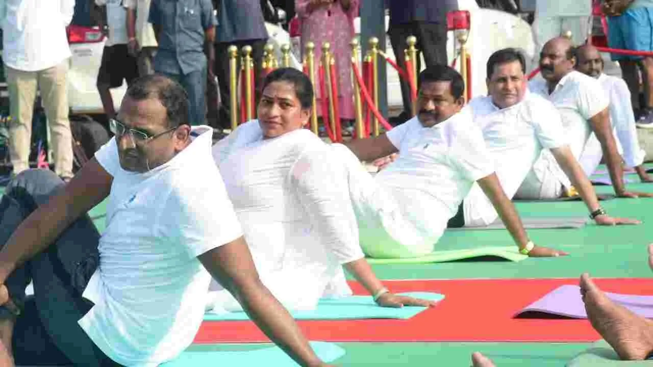 International Yoga Day: విశాఖ ఆర్కేబీచ్‌లో మంత్రుల యోగా ప్రాక్టీస్
