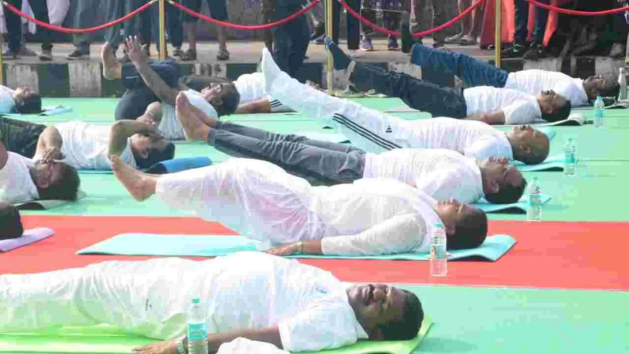 International Yoga Day: విశాఖ ఆర్కేబీచ్‌లో మంత్రుల యోగా ప్రాక్టీస్