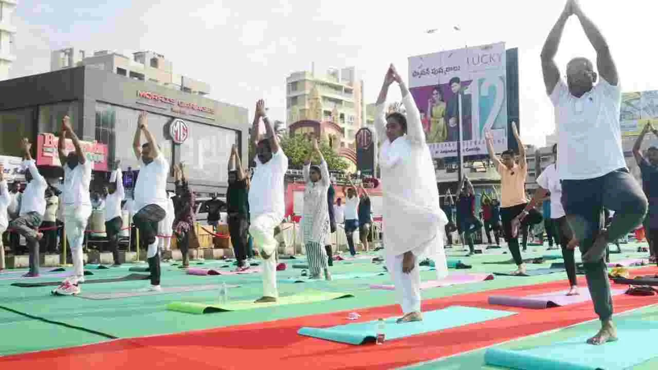 International Yoga Day: విశాఖ ఆర్కేబీచ్‌లో మంత్రుల యోగా ప్రాక్టీస్