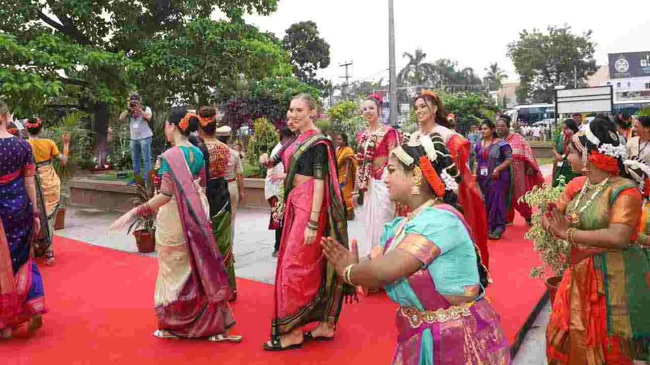 వెయ్యి స్తంభాల దేవాలయాన్ని సందర్శించిన సుందరీమణులు