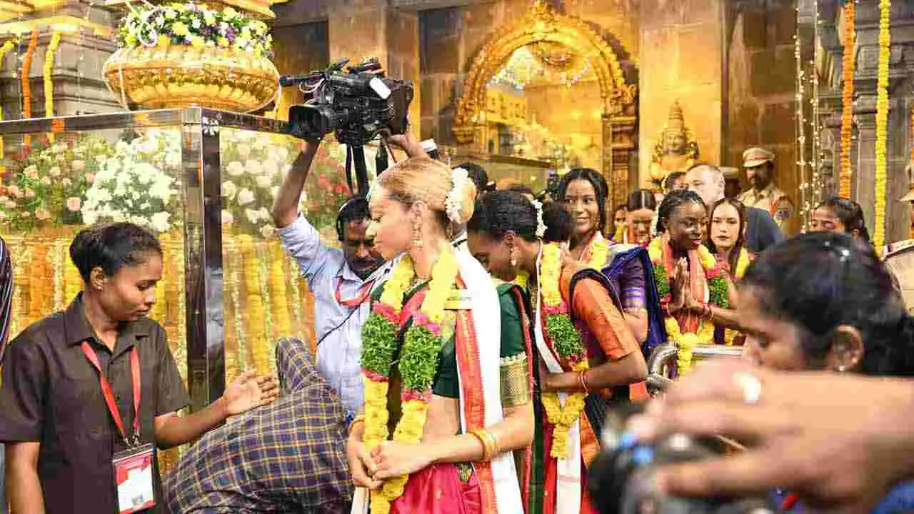 యాదాద్రిలో శ్రీలక్ష్మీ నరసింహస్వామి వారిని దర్శించుకున్న సుందరీమణులు