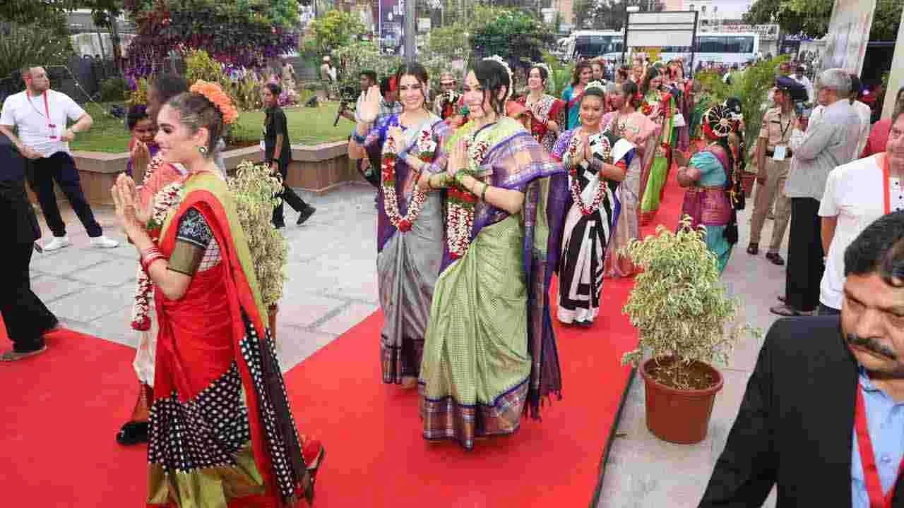 వెయ్యి స్తంభాల దేవాలయాన్ని సందర్శించిన సుందరీమణులు