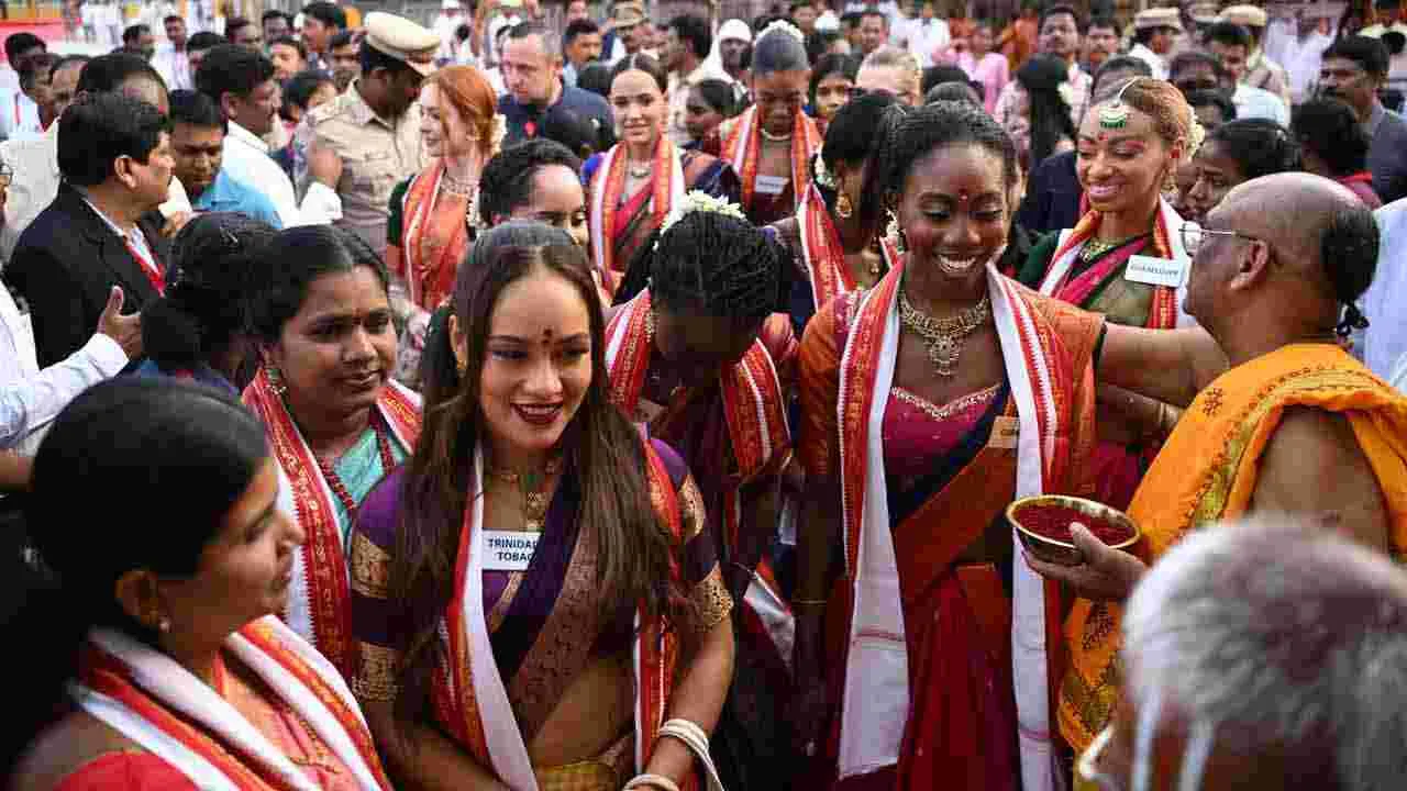 యాదాద్రిలో శ్రీలక్ష్మీ నరసింహస్వామి వారిని దర్శించుకున్న సుందరీమణులు