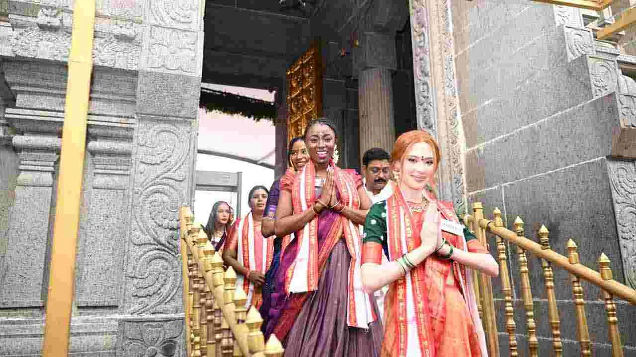 యాదాద్రిలో శ్రీలక్ష్మీ నరసింహస్వామి వారిని దర్శించుకున్న సుందరీమణులు