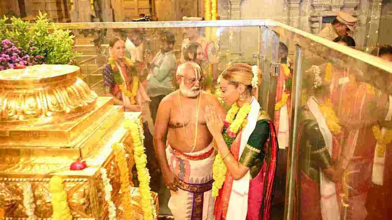 యాదాద్రిలో శ్రీలక్ష్మీ నరసింహస్వామి వారిని దర్శించుకున్న సుందరీమణులు